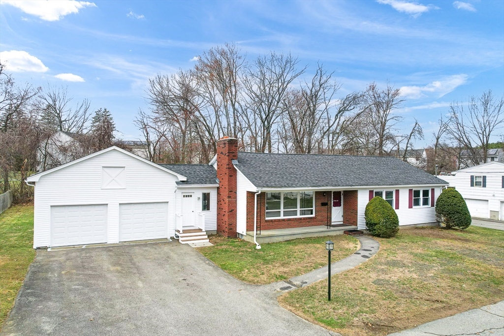 92 Ursula St, Lowell, Massachusetts, 3 Bedrooms Bedrooms, 7 Rooms Rooms,2 BathroomsBathrooms,Residential,For Sale,Ursula St,73498564
