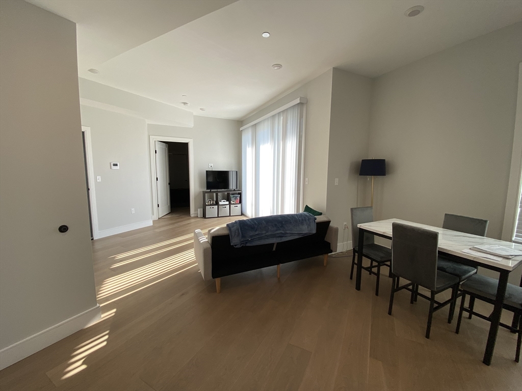 33 Ward St, Boston, Massachusetts, 2 Bedrooms Bedrooms, 6 Rooms Rooms,2 BathroomsBathrooms,Residential Lease,For Rent,Ward St,73476270
