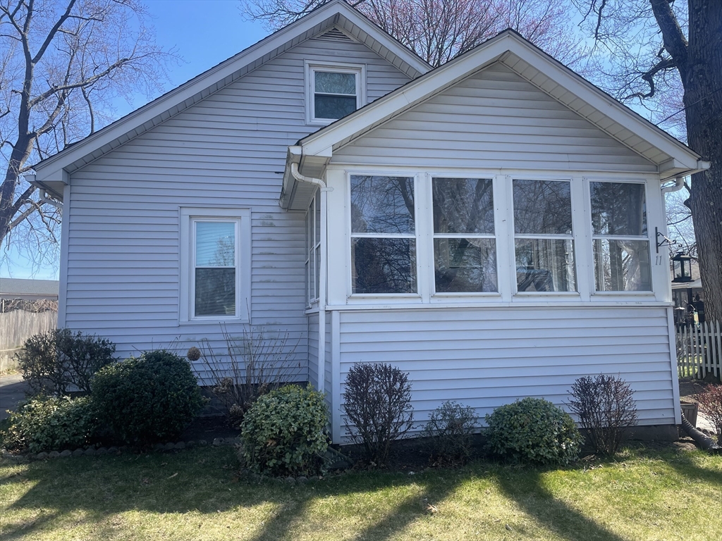 11 Thornfell St, Springfield, Massachusetts, 3 Bedrooms Bedrooms, 7 Rooms Rooms,1 BathroomBathrooms,Residential,For Sale,Thornfell St,73502692