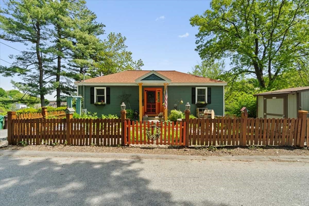 212 Grove St, Clinton, Massachusetts, 3 Bedrooms Bedrooms, 6 Rooms Rooms,2.5 BathroomsBathrooms,Residential,For Sale,Grove St,73522007