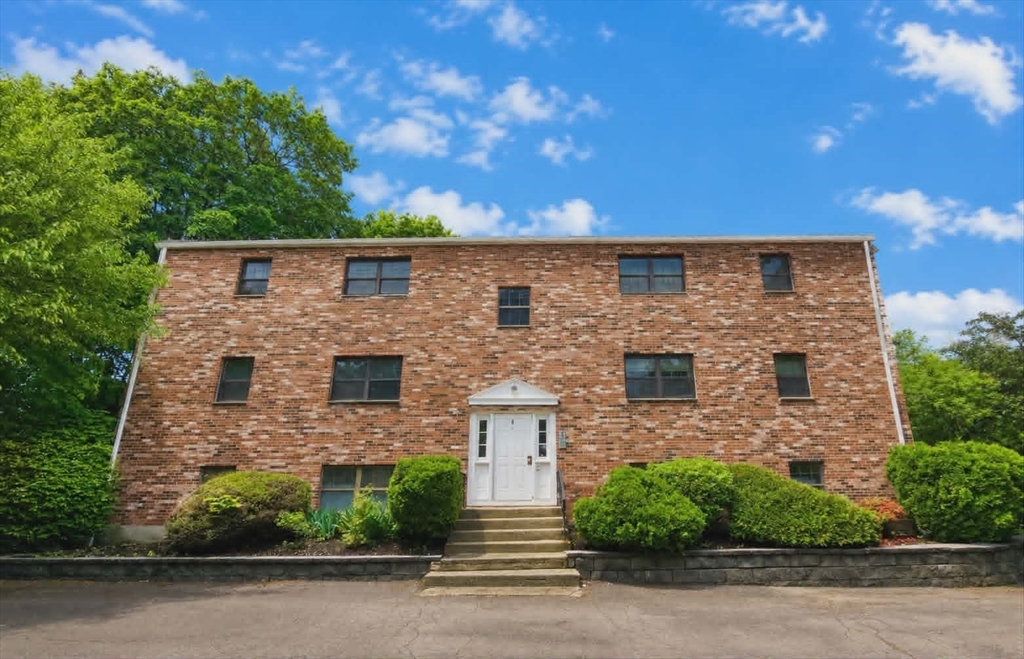 8 Jackson St, Quincy, Massachusetts, 2 Bedrooms Bedrooms, 4 Rooms Rooms,1 BathroomBathrooms,Residential,For Sale,Jackson St,73522189