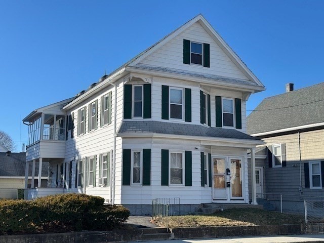 296 University St, Lowell, Massachusetts, 3 Bedrooms Bedrooms, 5 Rooms Rooms,1 BathroomBathrooms,Residential Lease,For Rent,University St,73522195
