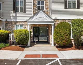21 Hampshire Rd, Methuen, Massachusetts, 2 Bedrooms Bedrooms, 5 Rooms Rooms,2 BathroomsBathrooms,Residential Lease,For Rent,Hampshire Rd,73522344