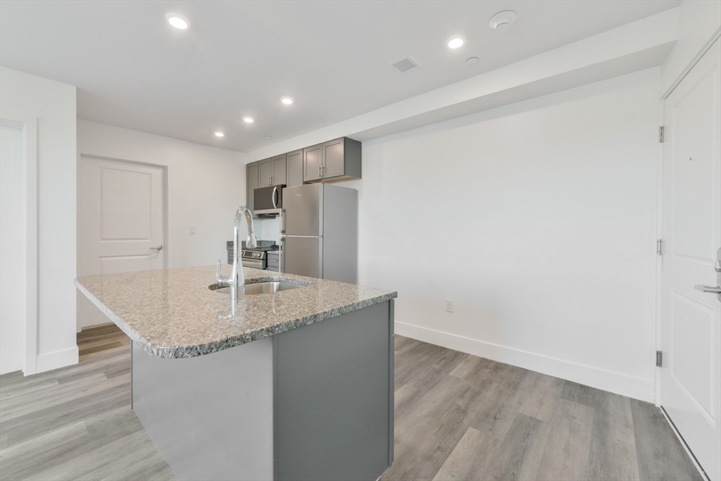 585 Essex St, Lynn, Massachusetts, 2 Bedrooms Bedrooms, 3 Rooms Rooms,1 BathroomBathrooms,Residential Lease,For Rent,Essex St,73522416