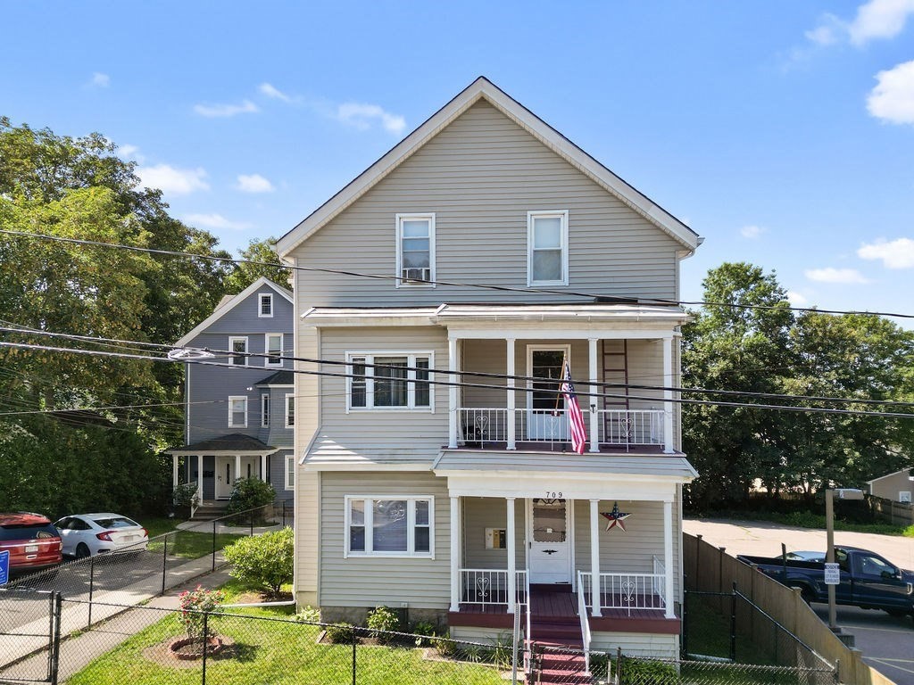 709 Maple Street, Fall River, Massachusetts, 3 Bedrooms Bedrooms, 6 Rooms Rooms,1 BathroomBathrooms,Residential Lease,For Rent,Maple Street,73522237
