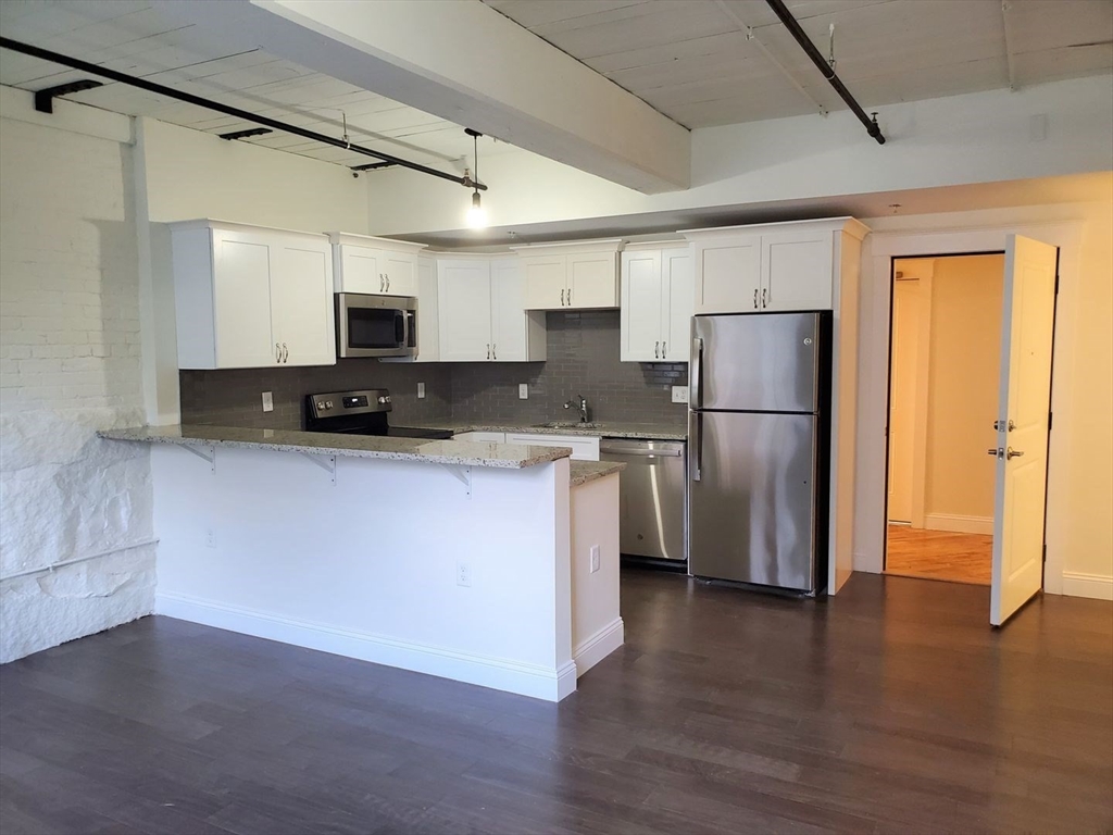 45 Summer St, Leominster, Massachusetts, 2 Bedrooms Bedrooms, 5 Rooms Rooms,1 BathroomBathrooms,Residential Lease,For Rent,Summer St,73522283