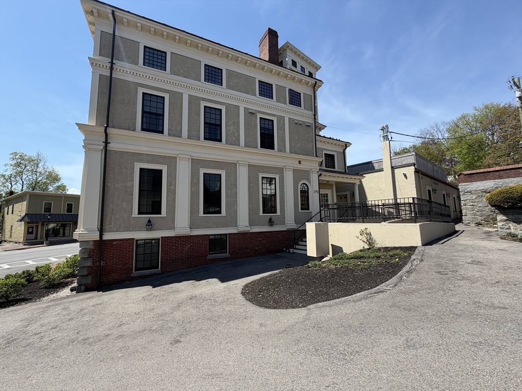 275 Broadway St, Methuen, Massachusetts, 1 Bedroom Bedrooms, 2 Rooms Rooms,1 BathroomBathrooms,Residential Lease,For Rent,Broadway St,73522438