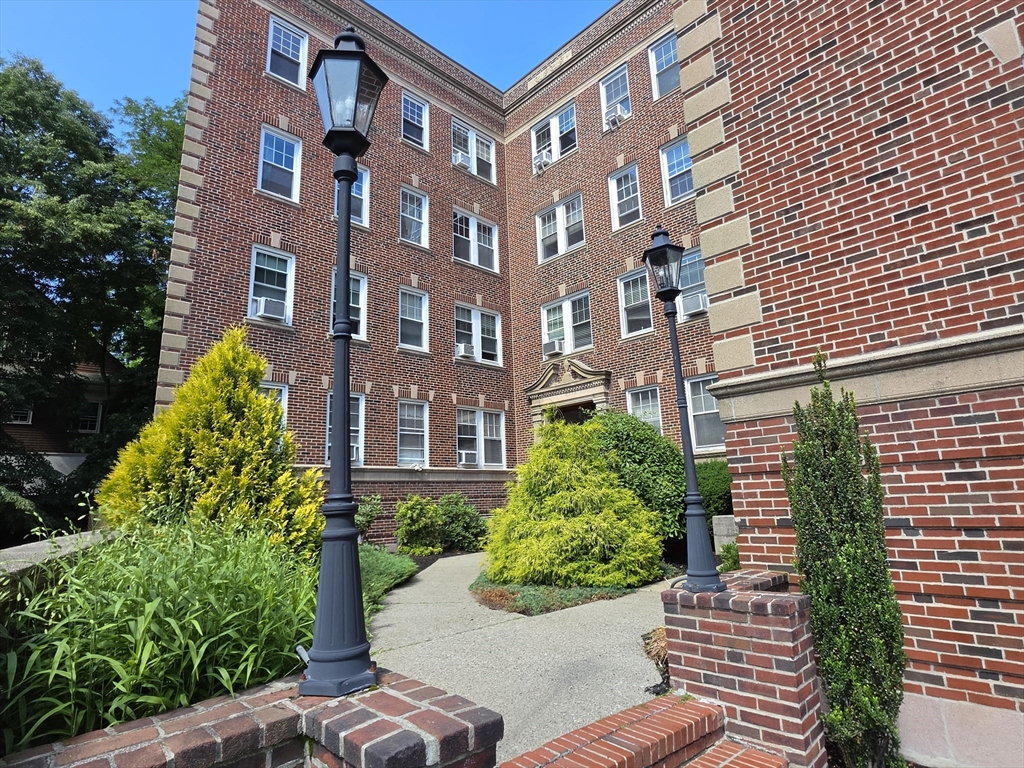 22 Concord Avenue, Cambridge, Massachusetts, 1 Bedroom Bedrooms, 4 Rooms Rooms,1 BathroomBathrooms,Residential,For Sale,Concord Avenue,73483674
