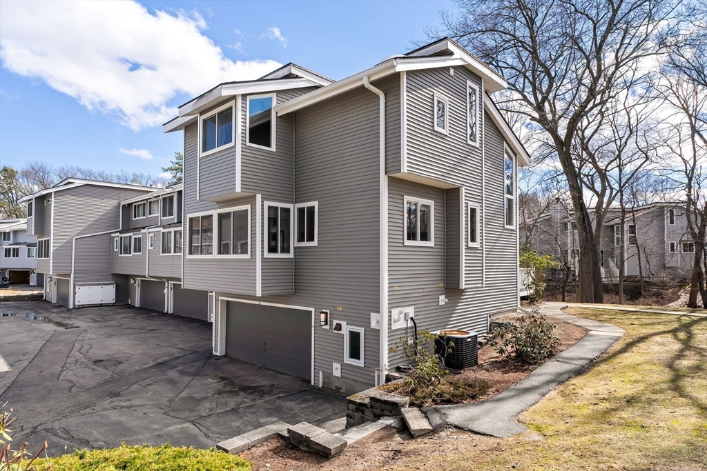 255 North Rd, Chelmsford, Massachusetts, 2 Bedrooms Bedrooms, 10 Rooms Rooms,2.5 BathroomsBathrooms,Residential,For Sale,North Rd,73488564