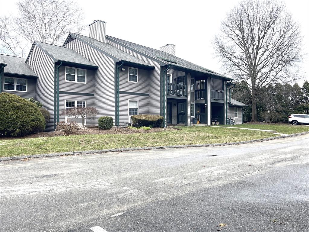 1938 Phillips Rd, New Bedford, Massachusetts, 2 Bedrooms Bedrooms, 4 Rooms Rooms,1 BathroomBathrooms,Residential,For Sale,Phillips Rd,73503475
