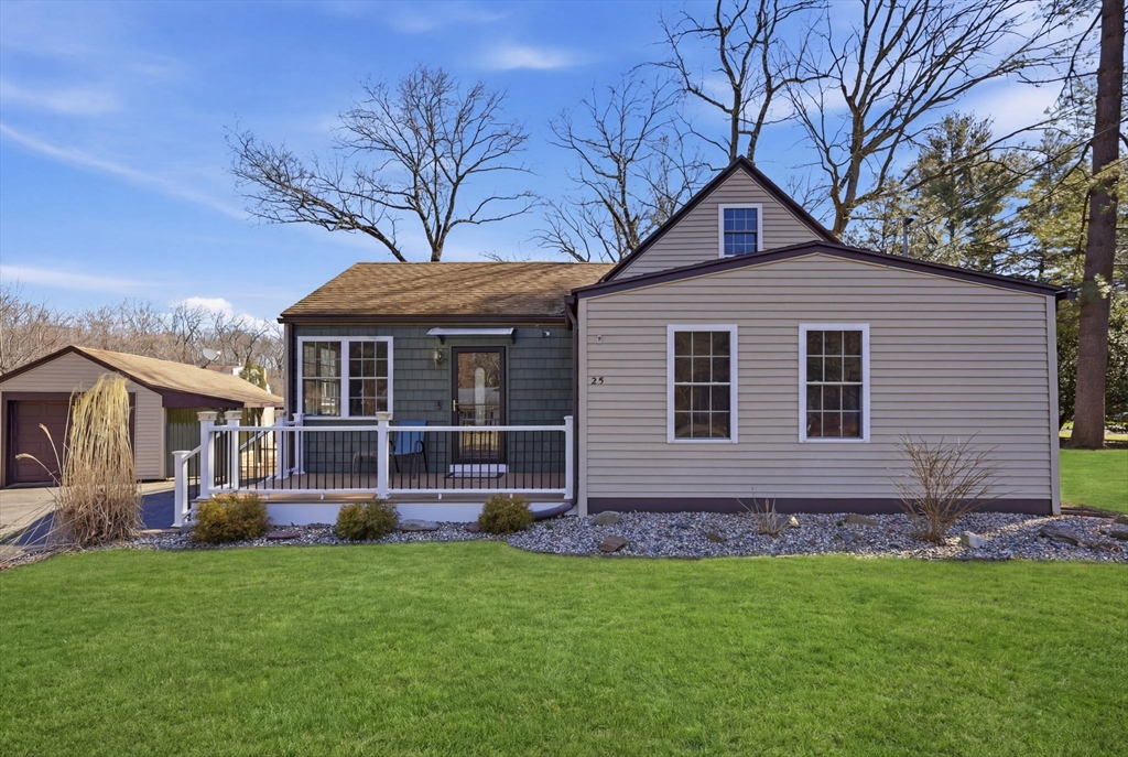 25 Sunset Ave, South Hadley, Massachusetts, 2 Bedrooms Bedrooms, 4 Rooms Rooms,1 BathroomBathrooms,Residential,For Sale,Sunset Ave,73500363
