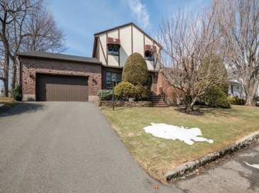 31 Tamarock Ter, Stoneham, Massachusetts, 3 Bedrooms Bedrooms, 7 Rooms Rooms,2.5 BathroomsBathrooms,Residential,For Sale,Tamarock Ter,73488828