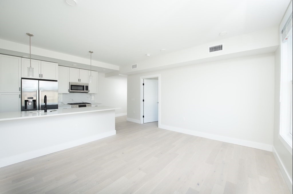 425 Border St., Boston, Massachusetts, 2 Bedrooms Bedrooms, 6 Rooms Rooms,2 BathroomsBathrooms,Residential Lease,For Rent,Border St.,73501173