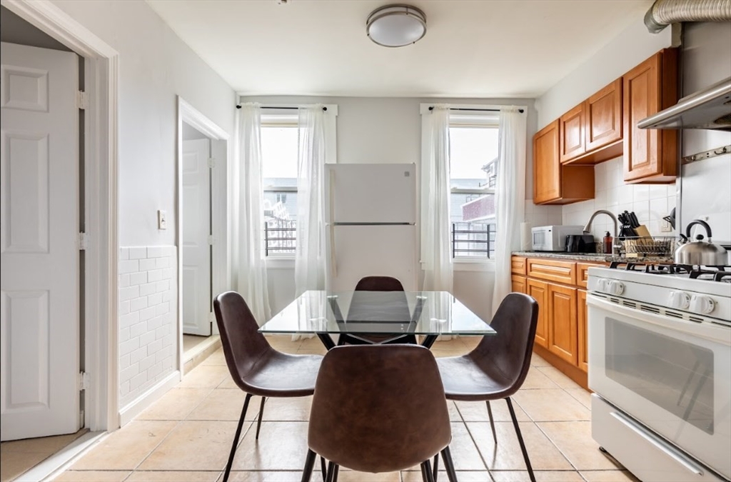 102 Tyler St, Boston, Massachusetts, 3 Bedrooms Bedrooms, 6 Rooms Rooms,2 BathroomsBathrooms,Residential Lease,For Rent,Tyler St,73522501