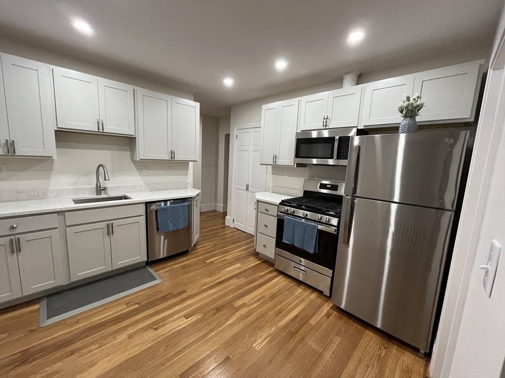 1461 Centre Street, Boston, Massachusetts, 2 Bedrooms Bedrooms, 6 Rooms Rooms,1 BathroomBathrooms,Residential Lease,For Rent,Centre Street,73522681