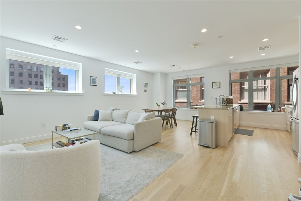 425 Boylston Street, Boston, Massachusetts, 2 Bedrooms Bedrooms, 4 Rooms Rooms,2 BathroomsBathrooms,Residential Lease,For Rent,Boylston Street,73506916