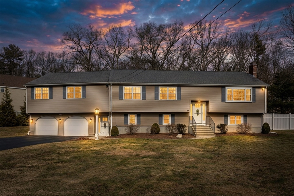 32 Ohlson Circle, Medway, Massachusetts, 4 Bedrooms Bedrooms, 10 Rooms Rooms,2.5 BathroomsBathrooms,Residential,For Sale,Ohlson Circle,73488925