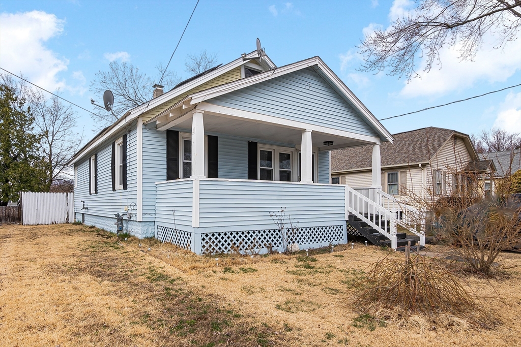 74 Kensington St, Agawam, Massachusetts, 2 Bedrooms Bedrooms, 5 Rooms Rooms,1 BathroomBathrooms,Residential,For Sale,Kensington St,73493881