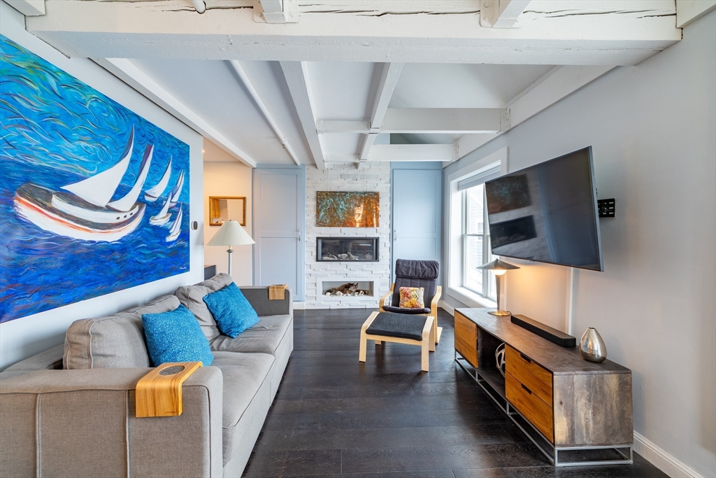 65 Wharf St, Salem, Massachusetts, 1 Bedroom Bedrooms, 4 Rooms Rooms,1 BathroomBathrooms,Residential,For Sale,Wharf St,73497774