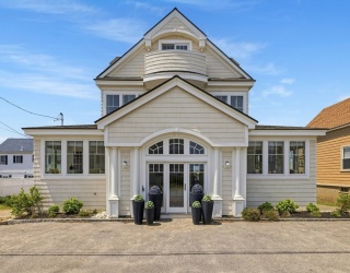 12 Commonwealth Ave, Salisbury, Massachusetts, 4 Bedrooms Bedrooms, 11 Rooms Rooms,4 BathroomsBathrooms,Residential,For Sale,Commonwealth Ave,73522996