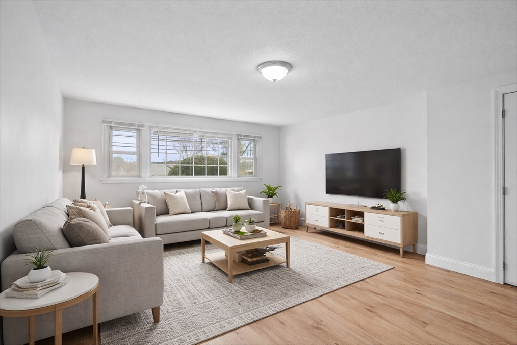 121 Cambridge Rd, Woburn, Massachusetts, 2 Bedrooms Bedrooms, 4 Rooms Rooms,1 BathroomBathrooms,Residential Lease,For Rent,Cambridge Rd,73523089
