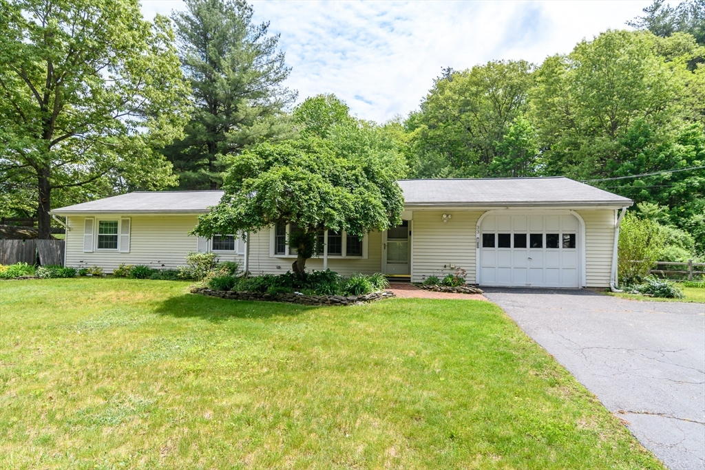 33 Eisenhower Rd, Framingham, Massachusetts, 3 Bedrooms Bedrooms, 6 Rooms Rooms,1.5 BathroomsBathrooms,Residential Lease,For Rent,Eisenhower Rd,73523105