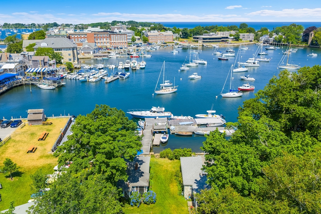 14 School St, Falmouth, Massachusetts, 8 Bedrooms Bedrooms, 15 Rooms Rooms,4 BathroomsBathrooms,Residential,For Sale,School St,73523107