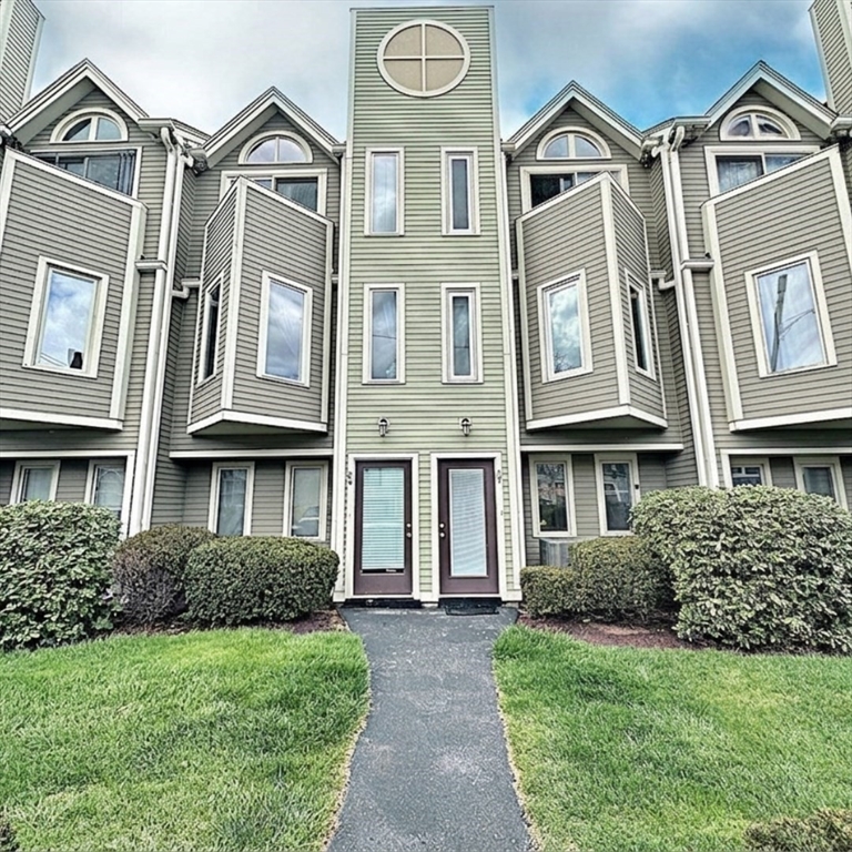 70 Austin St, Lowell, Massachusetts, 2 Bedrooms Bedrooms, 5 Rooms Rooms,1.5 BathroomsBathrooms,Residential Lease,For Rent,Austin St,73523131