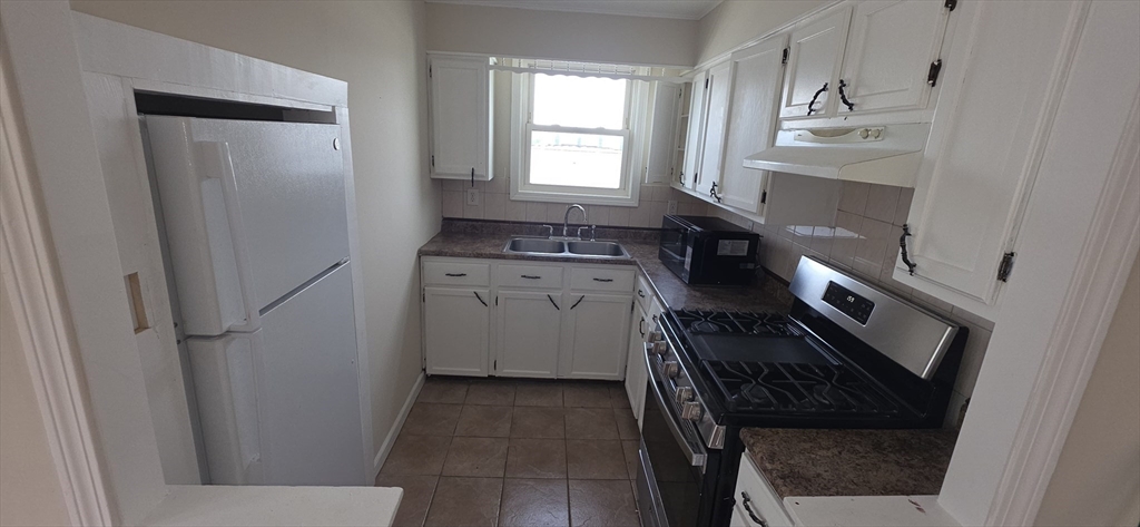 105 6th Street, Fall River, Massachusetts, 3 Bedrooms Bedrooms, 6 Rooms Rooms,1 BathroomBathrooms,Residential Lease,For Rent,6th Street,73523050