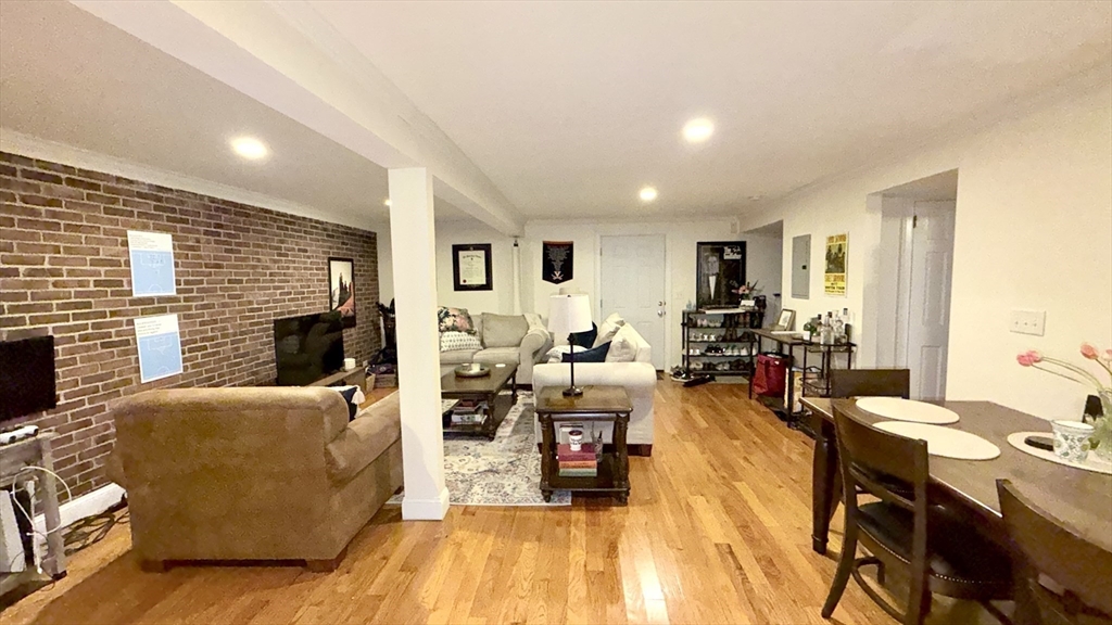 8 Kenwood St, Cambridge, Massachusetts, 2 Bedrooms Bedrooms, 3 Rooms Rooms,1 BathroomBathrooms,Residential Lease,For Rent,Kenwood St,73523280