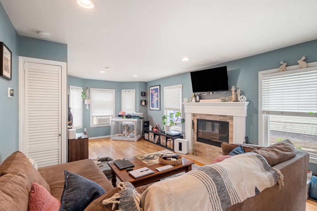35 Woodward St, Boston, Massachusetts, 2 Bedrooms Bedrooms, 5 Rooms Rooms,1.5 BathroomsBathrooms,Residential Lease,For Rent,Woodward St,73523327