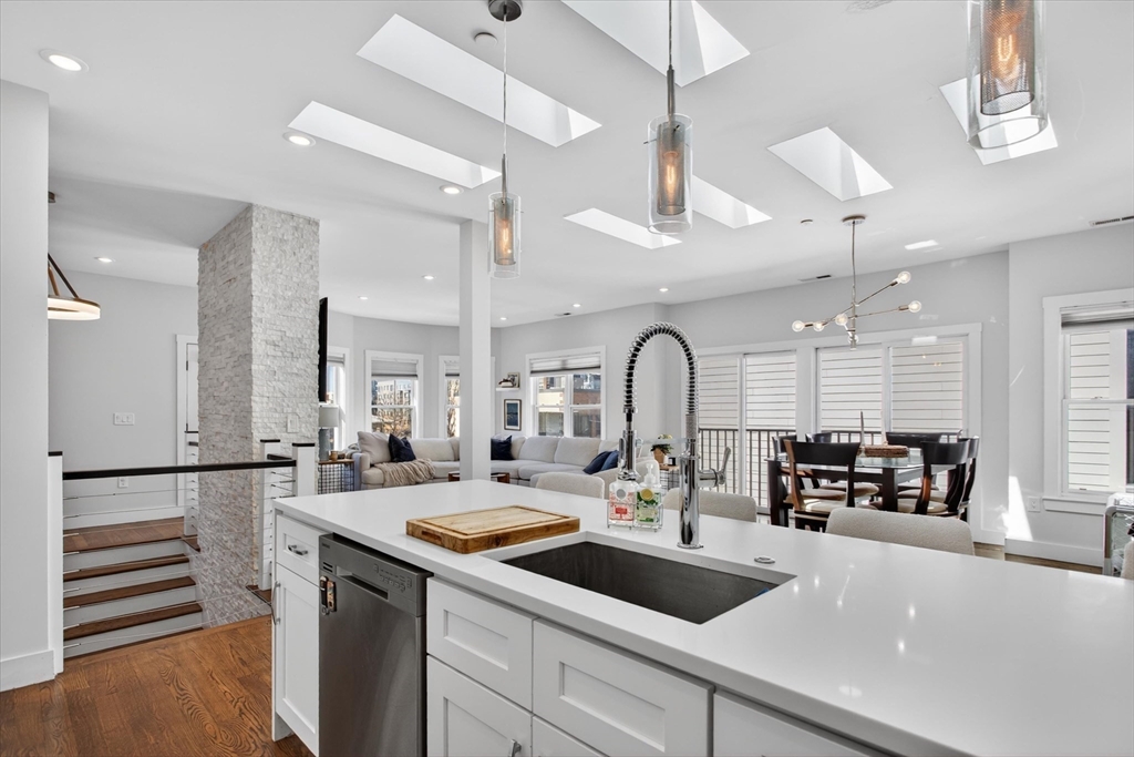 15 W Bellflower St., Boston, Massachusetts, 2 Bedrooms Bedrooms, 5 Rooms Rooms,2 BathroomsBathrooms,Residential Lease,For Rent,W Bellflower St.,73501029