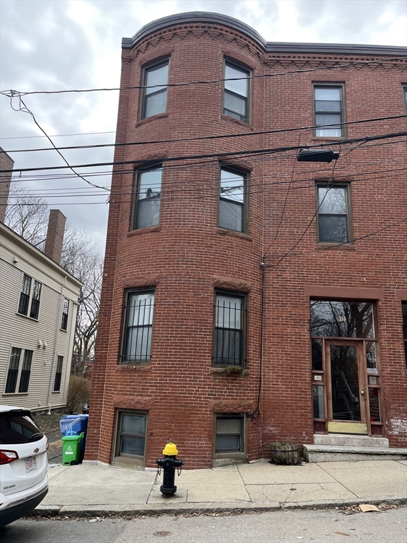 14 Linwood St, Boston, Massachusetts, 3 Bedrooms Bedrooms, 6 Rooms Rooms,1 BathroomBathrooms,Residential Lease,For Rent,Linwood St,73486640
