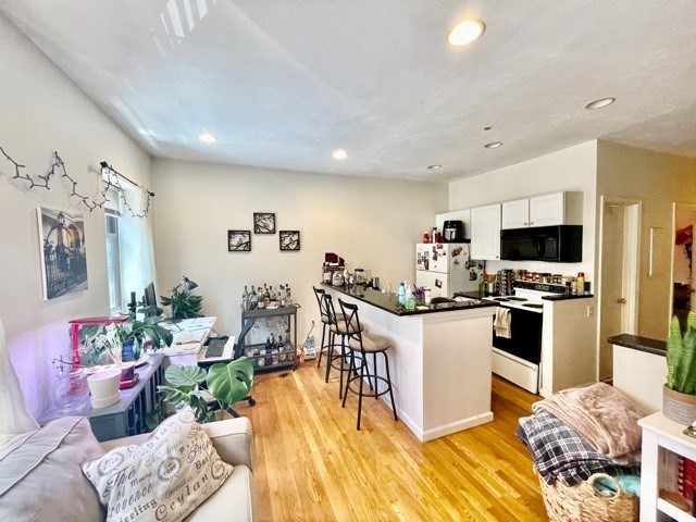 17 Thacher, Boston, Massachusetts, 3 Bedrooms Bedrooms, 5 Rooms Rooms,1.5 BathroomsBathrooms,Residential Lease,For Rent,Thacher,73523405