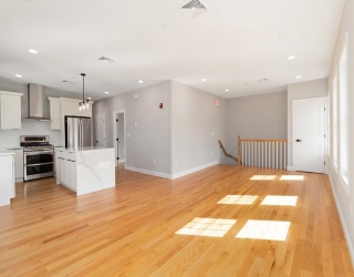 20 Alston St, Somerville, Massachusetts, 4 Bedrooms Bedrooms, 7 Rooms Rooms,2 BathroomsBathrooms,Residential Lease,For Rent,Alston St,73523341