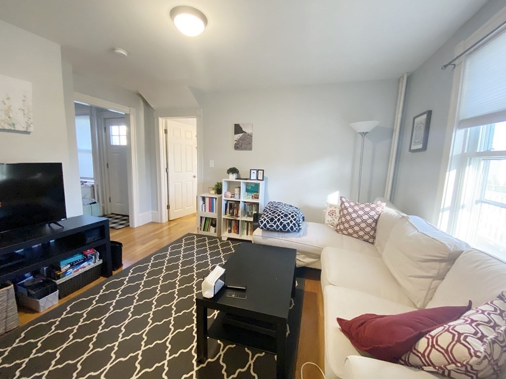 63-65 Leyden Street, Boston, Massachusetts, 1 Bedroom Bedrooms, 3 Rooms Rooms,1 BathroomBathrooms,Residential Lease,For Rent,Leyden Street,73523423