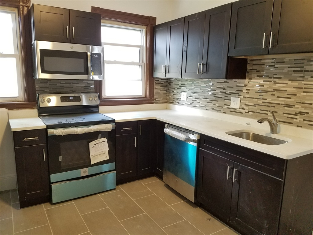 98 Topliff Street, Boston, Massachusetts, 3 Bedrooms Bedrooms, 6 Rooms Rooms,1 BathroomBathrooms,Residential Lease,For Rent,Topliff Street,73523484