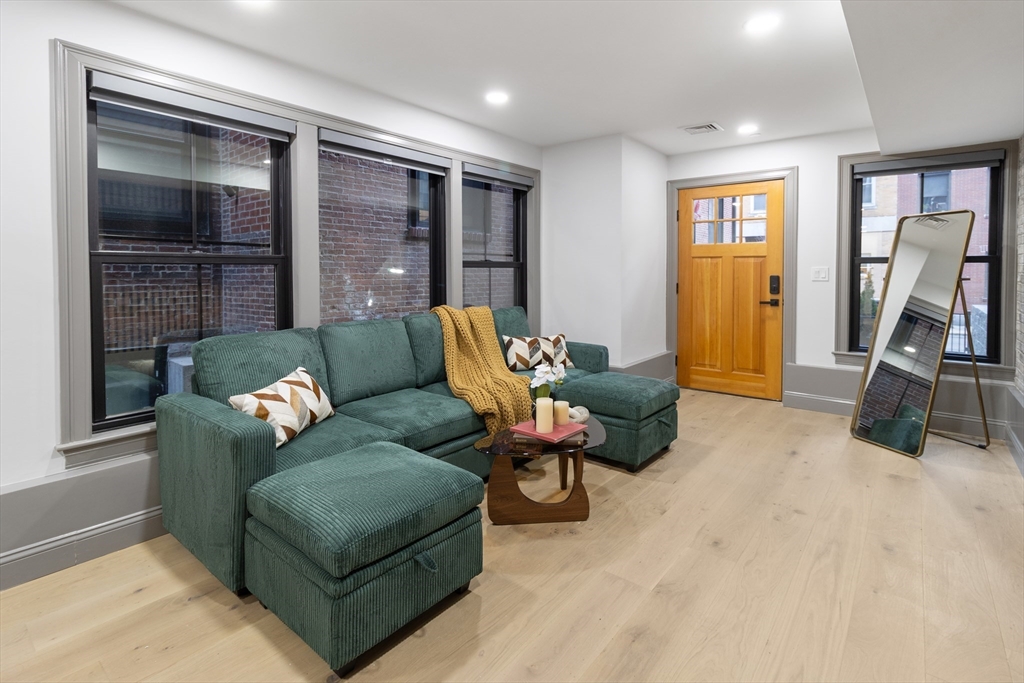 4 Snelling Pl, Boston, Massachusetts, 2 Bedrooms Bedrooms, 4 Rooms Rooms,1 BathroomBathrooms,Residential Lease,For Rent,Snelling Pl,73523584