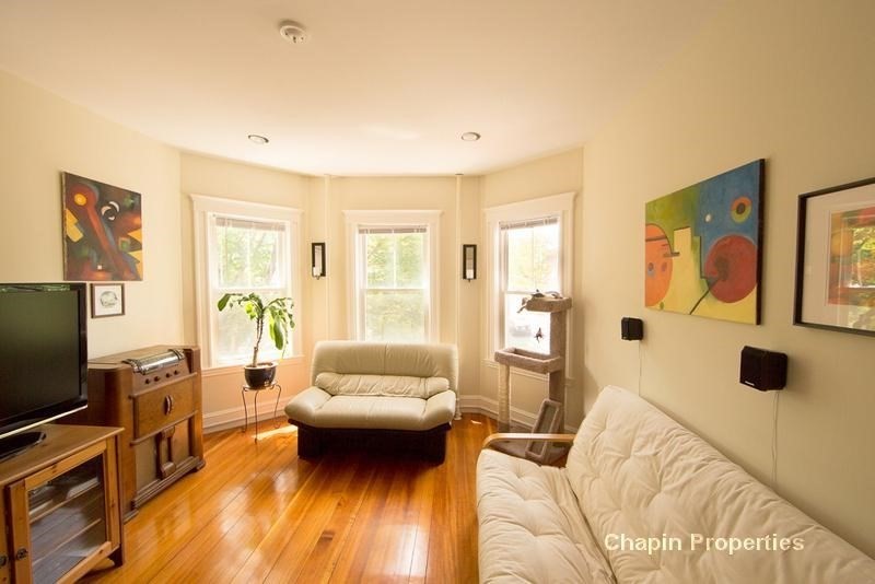 102 Franklin St, Brookline, Massachusetts, 3 Bedrooms Bedrooms, 7 Rooms Rooms,1 BathroomBathrooms,Residential Lease,For Rent,Franklin St,73481617