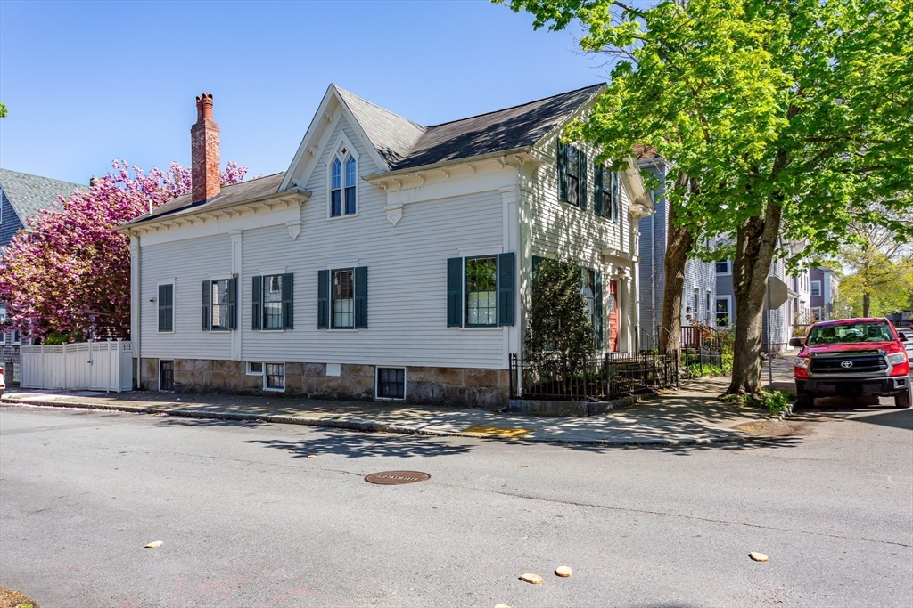 90 Walden St, New Bedford, Massachusetts, 3 Bedrooms Bedrooms, 7 Rooms Rooms,1.5 BathroomsBathrooms,Residential,For Sale,Walden St,73523514