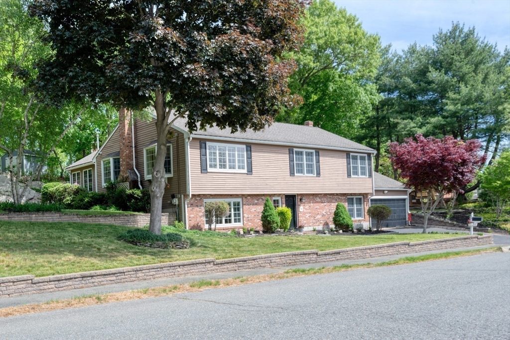 19 Essex Heights Drive, Weymouth, Massachusetts, 4 Bedrooms Bedrooms, 11 Rooms Rooms,2 BathroomsBathrooms,Residential,For Sale,Essex Heights Drive,73523633