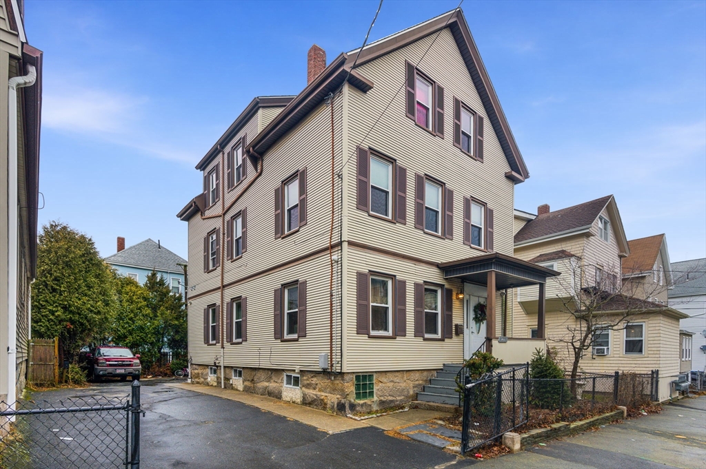 21 Salisbury St, New Bedford, Massachusetts, 6 Bedrooms Bedrooms, 17 Rooms Rooms,3 BathroomsBathrooms,Residential Income,For Sale,Salisbury St,73523542