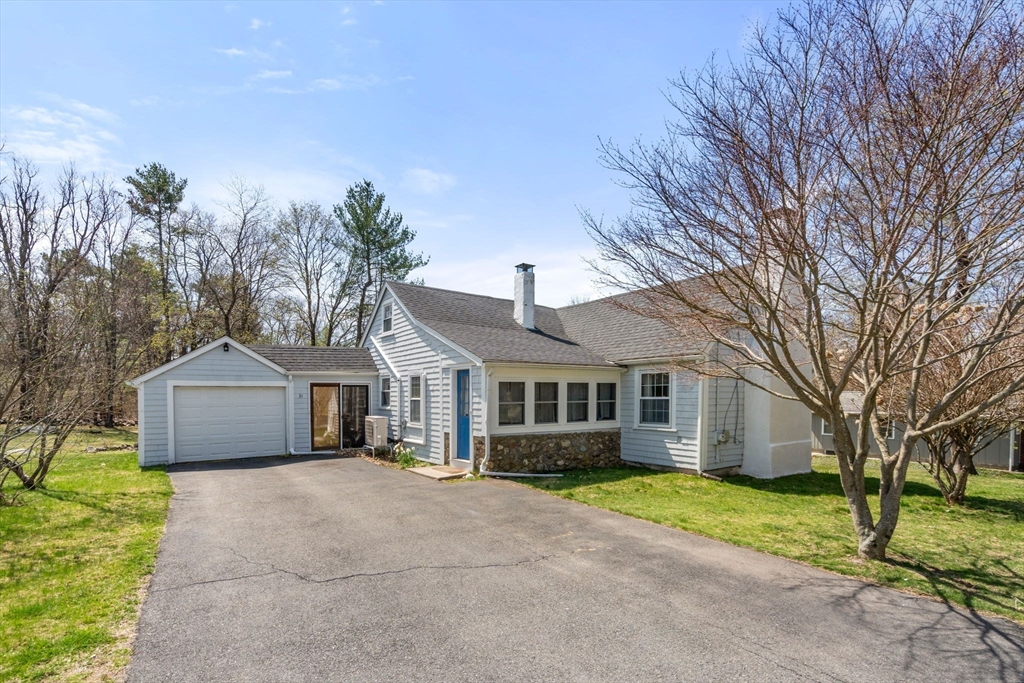 31 W Division St, Holbrook, Massachusetts, 2 Bedrooms Bedrooms, 5 Rooms Rooms,1 BathroomBathrooms,Residential,For Sale,W Division St,73502780