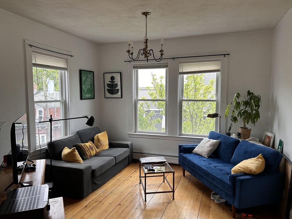 35 Houghton St, Somerville, Massachusetts, 1 Bedroom Bedrooms, 4 Rooms Rooms,1 BathroomBathrooms,Residential Lease,For Rent,Houghton St,73520086