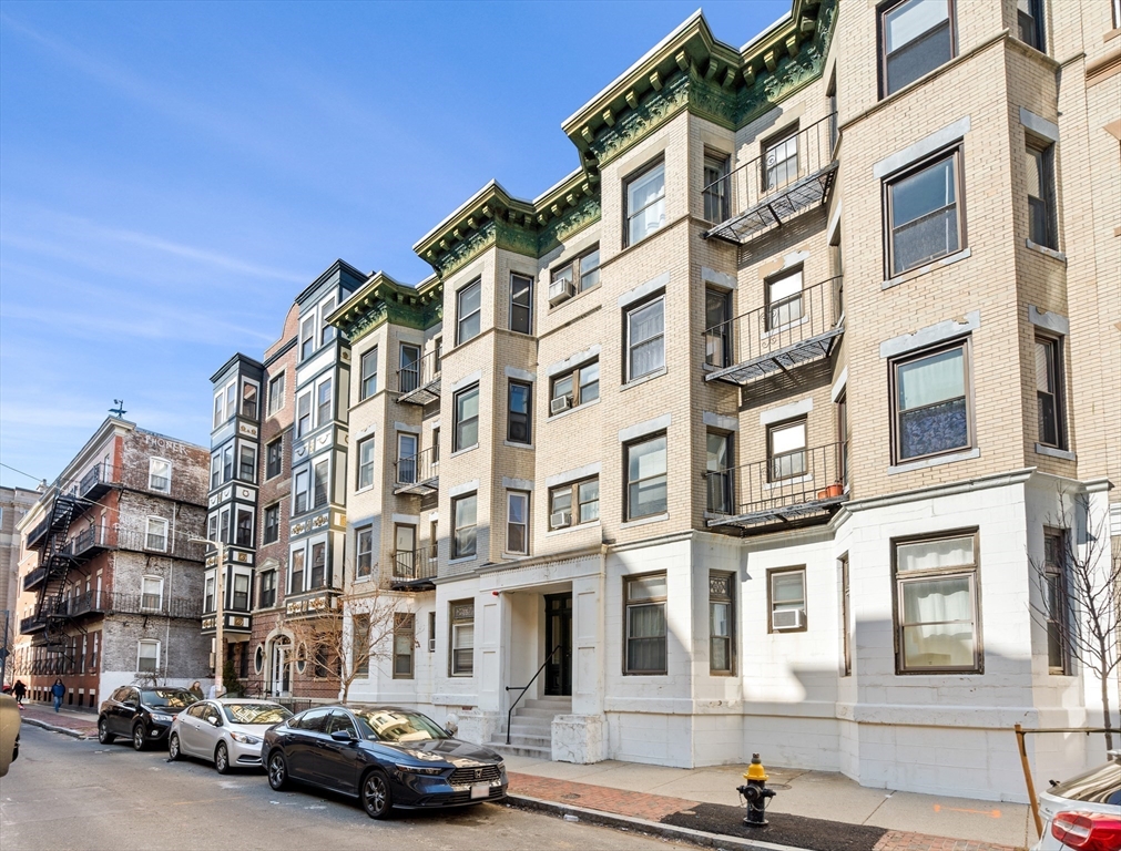 65 Burbank, Boston, Massachusetts, 3 Bedrooms Bedrooms, 4 Rooms Rooms,1 BathroomBathrooms,Residential Lease,For Rent,Burbank,73523671