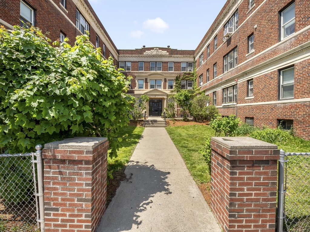 8 Walnut St, Everett, Massachusetts, 1 Bedroom Bedrooms, 3 Rooms Rooms,1 BathroomBathrooms,Residential,For Sale,Walnut St,73523817