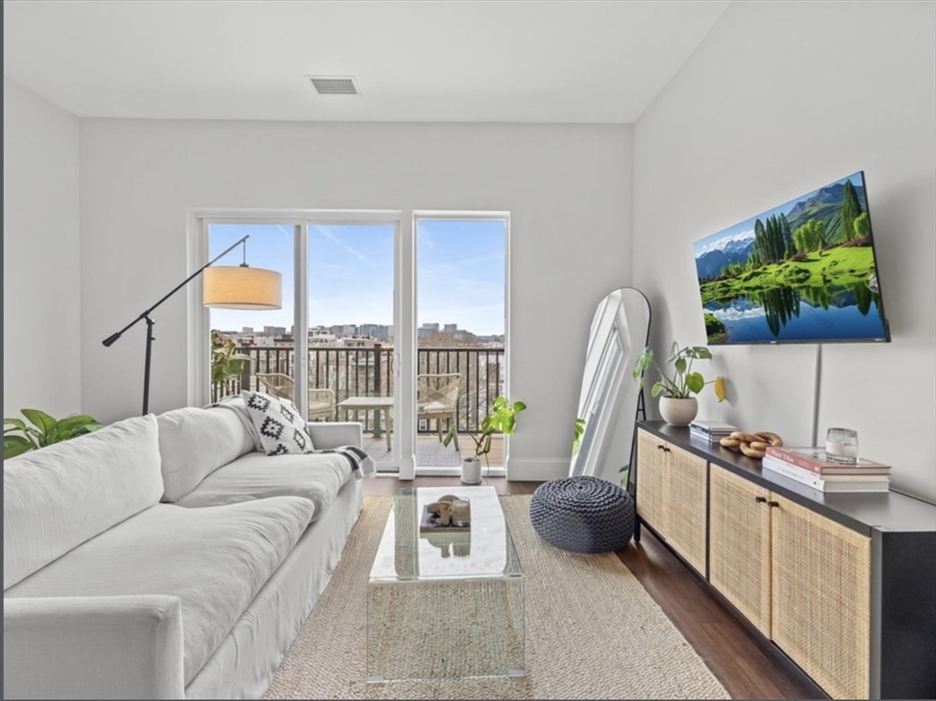 205 Maverick, Boston, Massachusetts, 1 Bedroom Bedrooms, 3 Rooms Rooms,Residential Lease,For Rent,Maverick,73523863