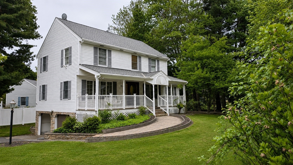 19 Hideaway Ln, Methuen, Massachusetts, 3 Bedrooms Bedrooms, 7 Rooms Rooms,2.5 BathroomsBathrooms,Residential,For Sale,Hideaway Ln,73523840
