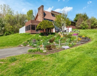 400 Middle St, Amherst, Massachusetts, 3 Bedrooms Bedrooms, 8 Rooms Rooms,3 BathroomsBathrooms,Residential,For Sale,Middle St,73523870