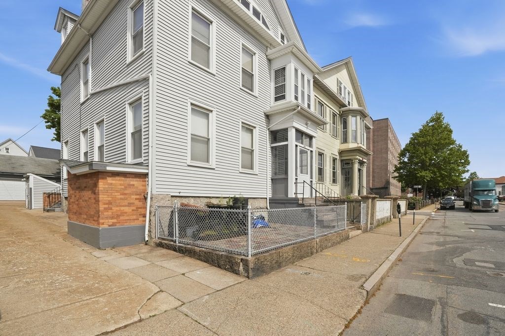 483 County Street, New Bedford, Massachusetts, 7 Bedrooms Bedrooms, 24 Rooms Rooms,5 BathroomsBathrooms,Residential Income,For Sale,County Street,73523871